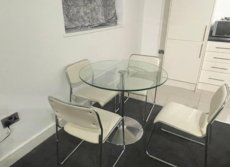 Appartement Modern 2-Bed Flat In Salford à Manchester Extérieur photo