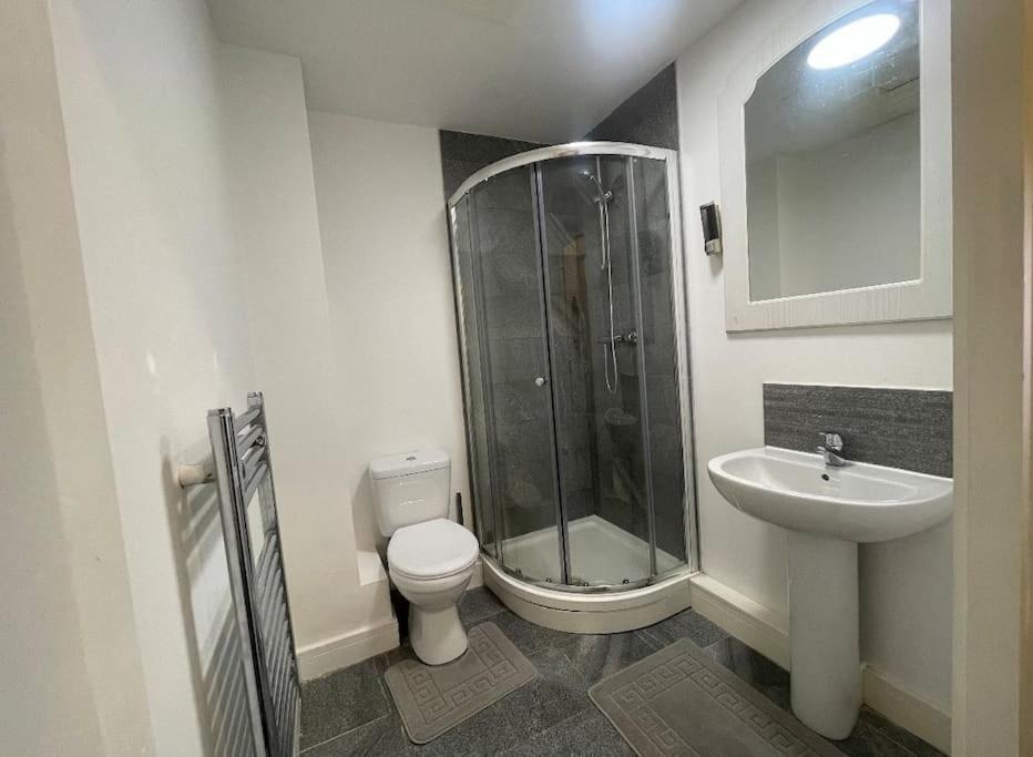 Appartement Modern 2-Bed Flat In Salford à Manchester Extérieur photo
