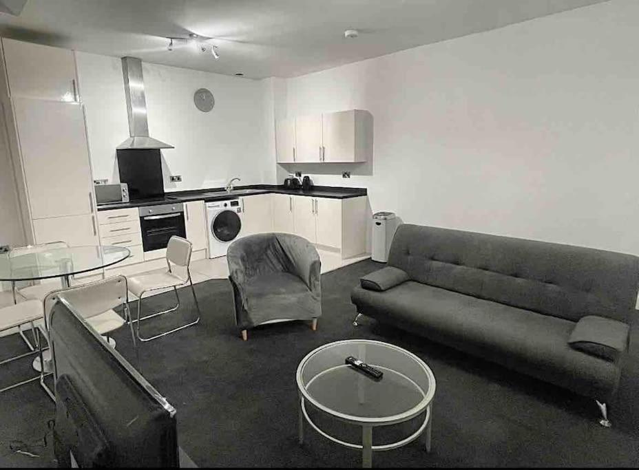 Appartement Modern 2-Bed Flat In Salford à Manchester Extérieur photo