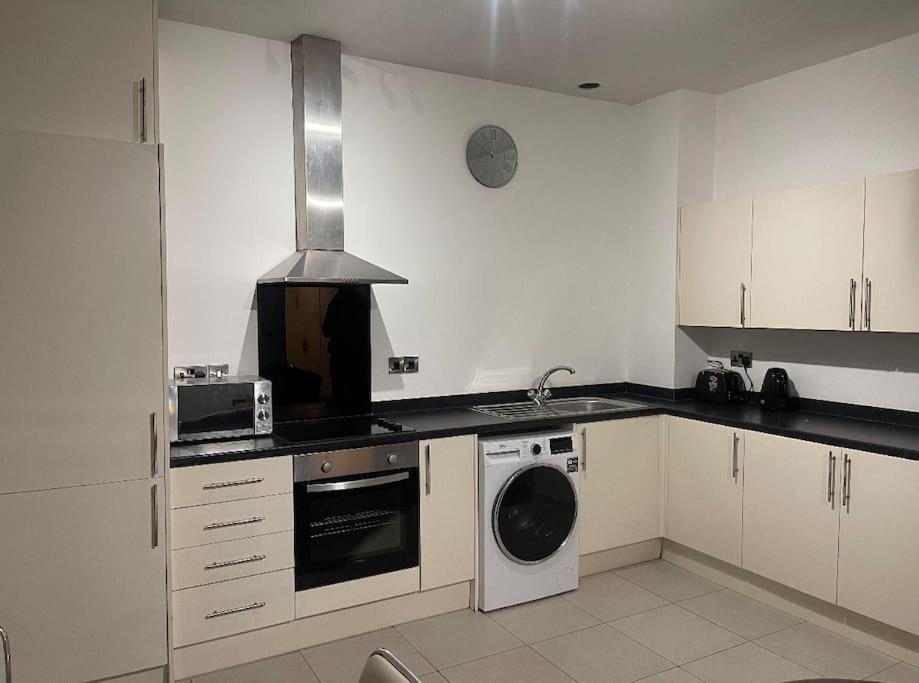Appartement Modern 2-Bed Flat In Salford à Manchester Extérieur photo